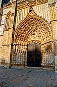 Il monastero di Batalha o convento de Santa Maria da Vitória. Timpano e archivolto del portale. 